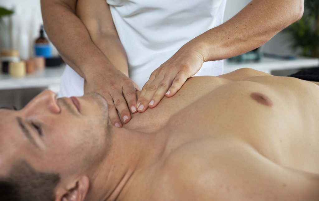 Восстановление мышц после тренировки physiotherapist-performing-therapeutic-massage-male-client.jpg