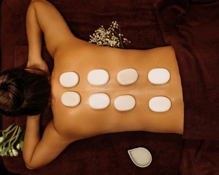 Корпоративный подарок на Новый год - массаж на стоун-программу с горячими камнями