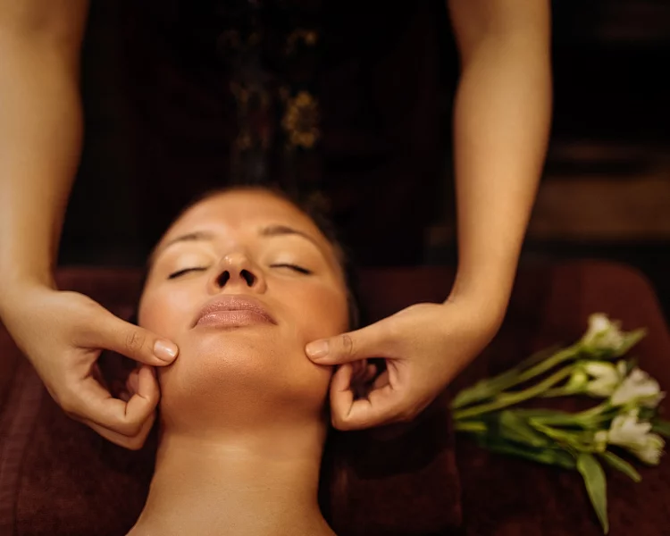 Подарочный сертификат на 8 марта маме на релакс-массаж лица